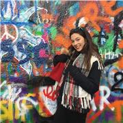 Me llamo Laura, tengo 25 años y soy muy paciente y comprensiva, me gusta que el alumno se sienta cómodo conmigo e intentaré hacer las cosas lo más fáciles posibles